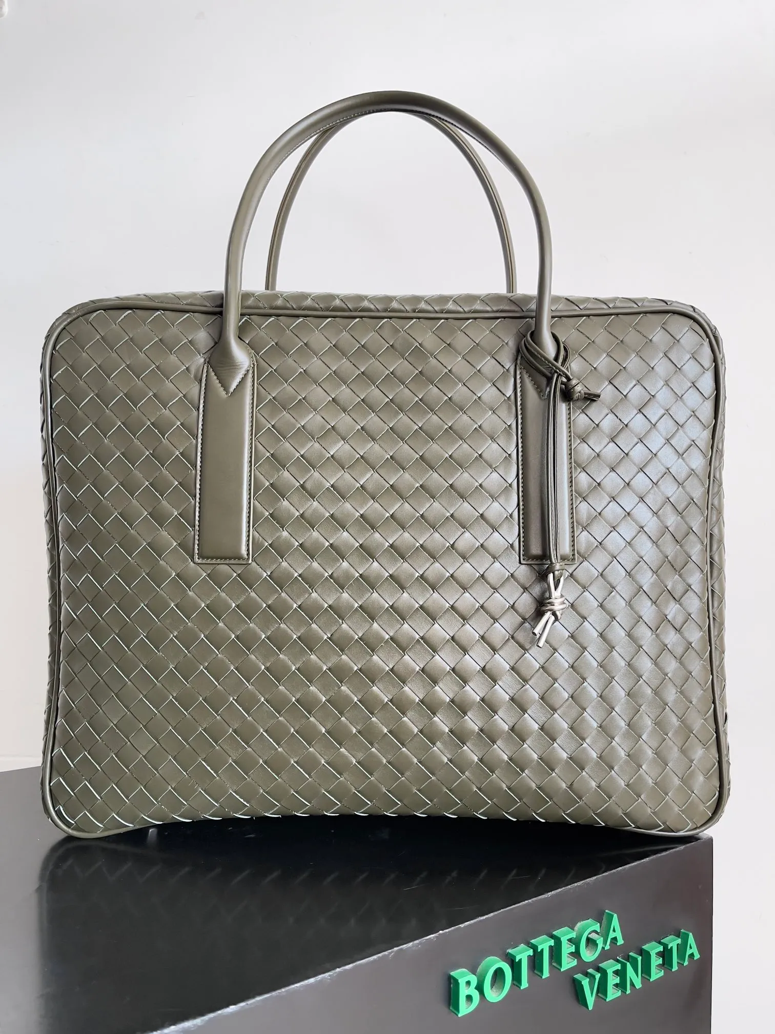 Batch 3960 Let's go on a trip✈️BOTTEGA VENETA men's travel bag is no heavier than a suitcase. The capacity and lightness of this travel bag are really suitable for short trips. The soft cow leather reduces the burden on the hands. The capacity is very nice. Style number: 765620 Size: 50*41*15cm